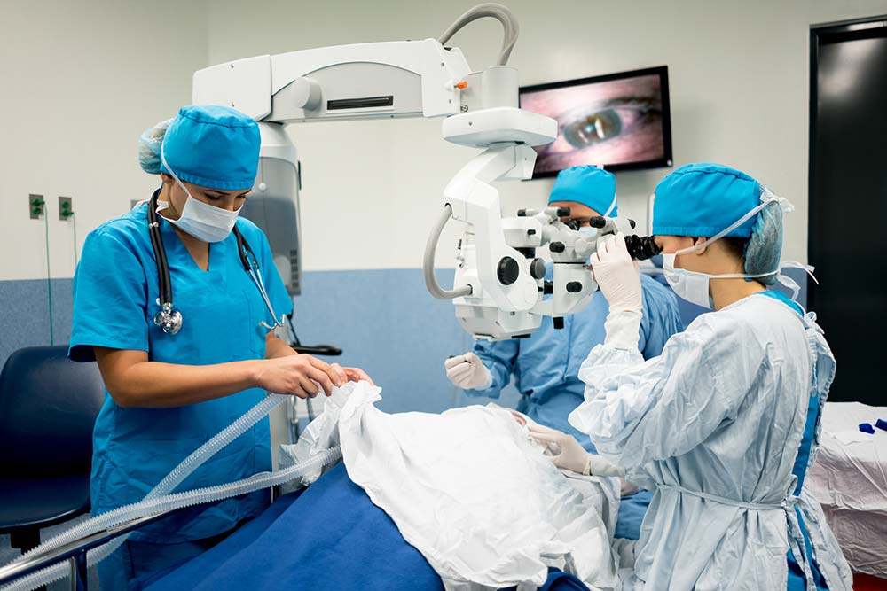 ophthalmologist performing surgery in Sarasota Florida